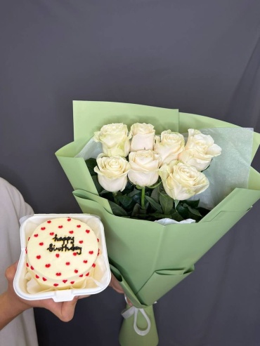 Gulim Flowers моно-букет с бенто-тортом роза 7 шт 60 см