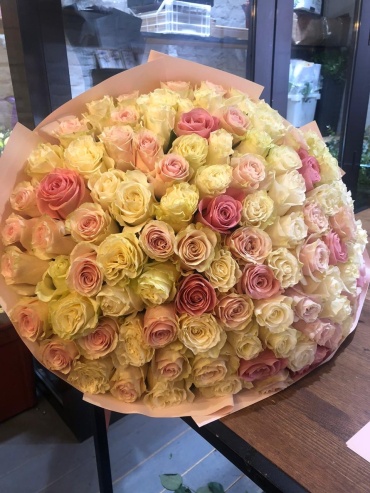 Obuket Flowers моно-букет в оформлении роза 101 шт 60 см