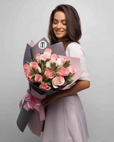 Romantic Flower моно-букет в оформлении роза 25 шт 40 см