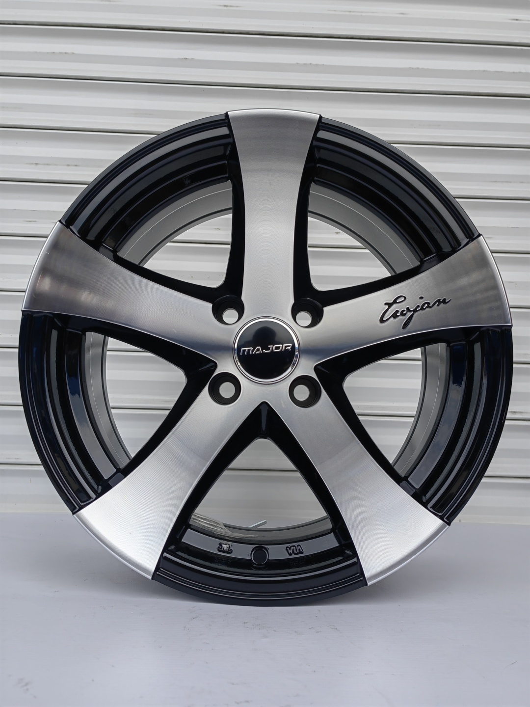 RNO 5843 7x15/4x100 D67.1 ET30 черный, серебристый