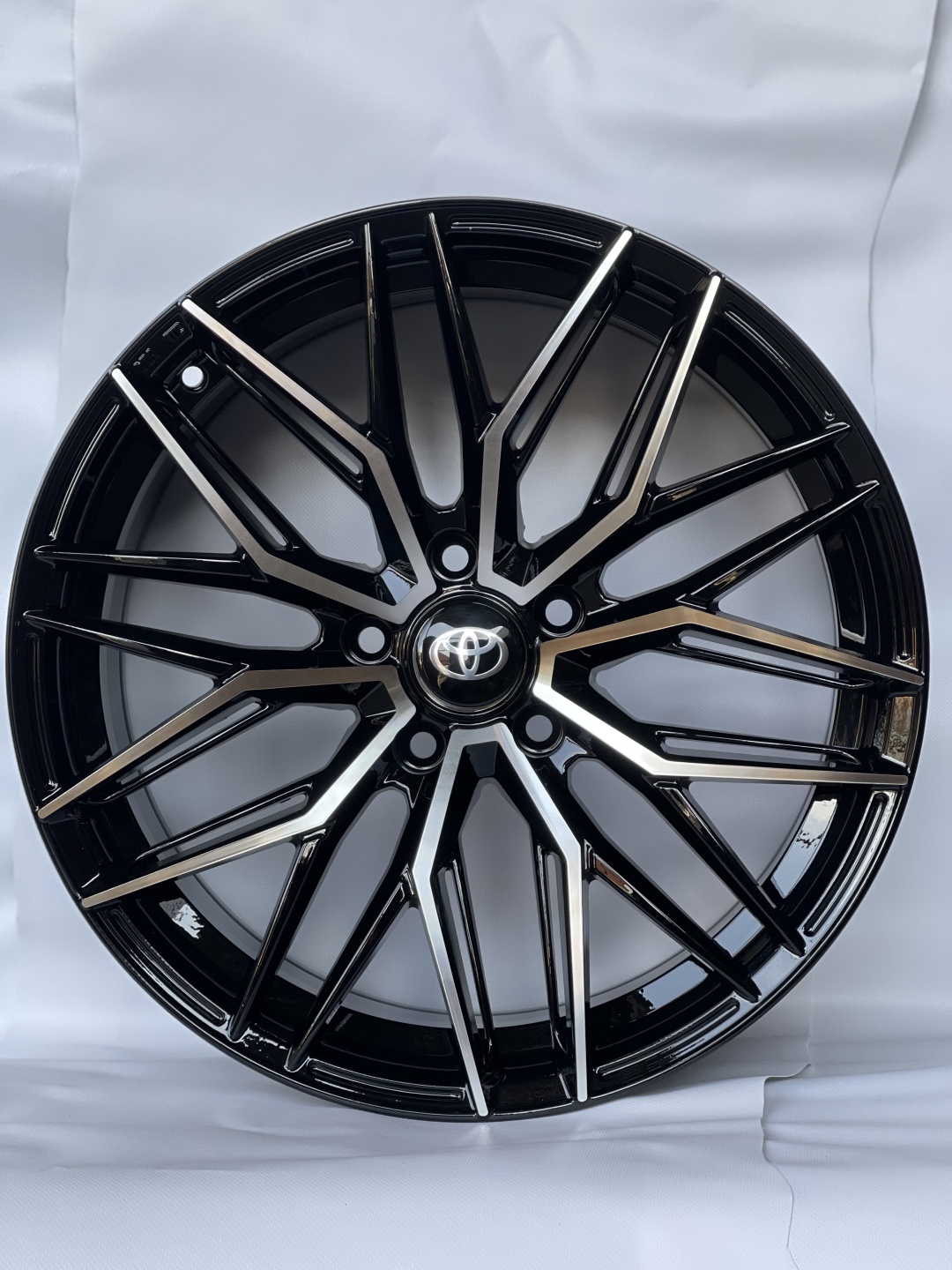 Toyota 3806 8.5x18/5x114.3 D67.1 ET35 4 диска черный, серебристый