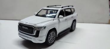 Внедорожник HY Toyota Land Cruiser 300 белый