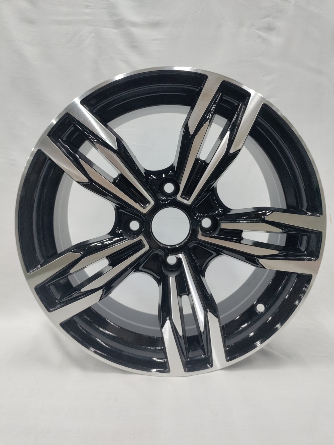 LKN 127 6.5x16/4x114.3 D67.1 ET35 серебристый, черный