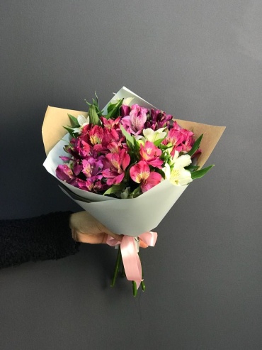 Bestflowers моно-букет в оформлении альстремерия 9 шт 50 см