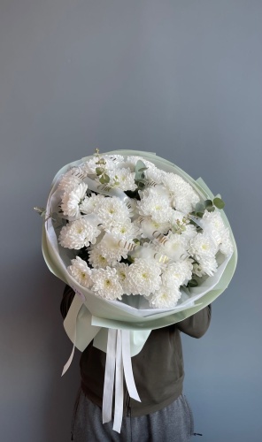 Chic flowers моно-букет с открыткой хризантема, эвкалипт 7 шт 50 см