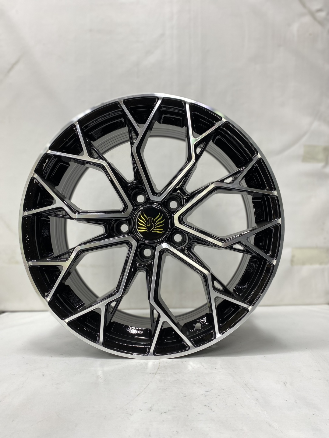 RNO 5640 7.5x17/5x114.3 D67.1 ET35 серебристый, черный