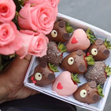 ИП NESIBE клубника в шоколаде 12140014_620623 50x50 см