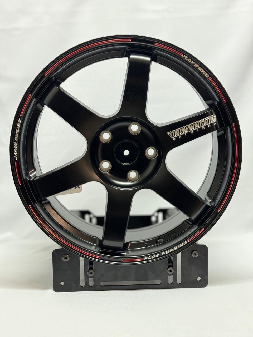 RAYS VOLK 194 8x18/5x114.3 d73.1 et35 черно красный 8x18/5x114.3 D73.1 ET35 4 диска черный, красный