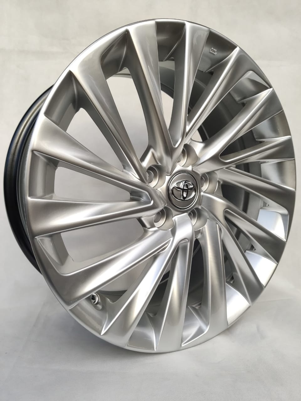Toyota 5716 8x18/5x114.3 D60.1 ET40 серебристый