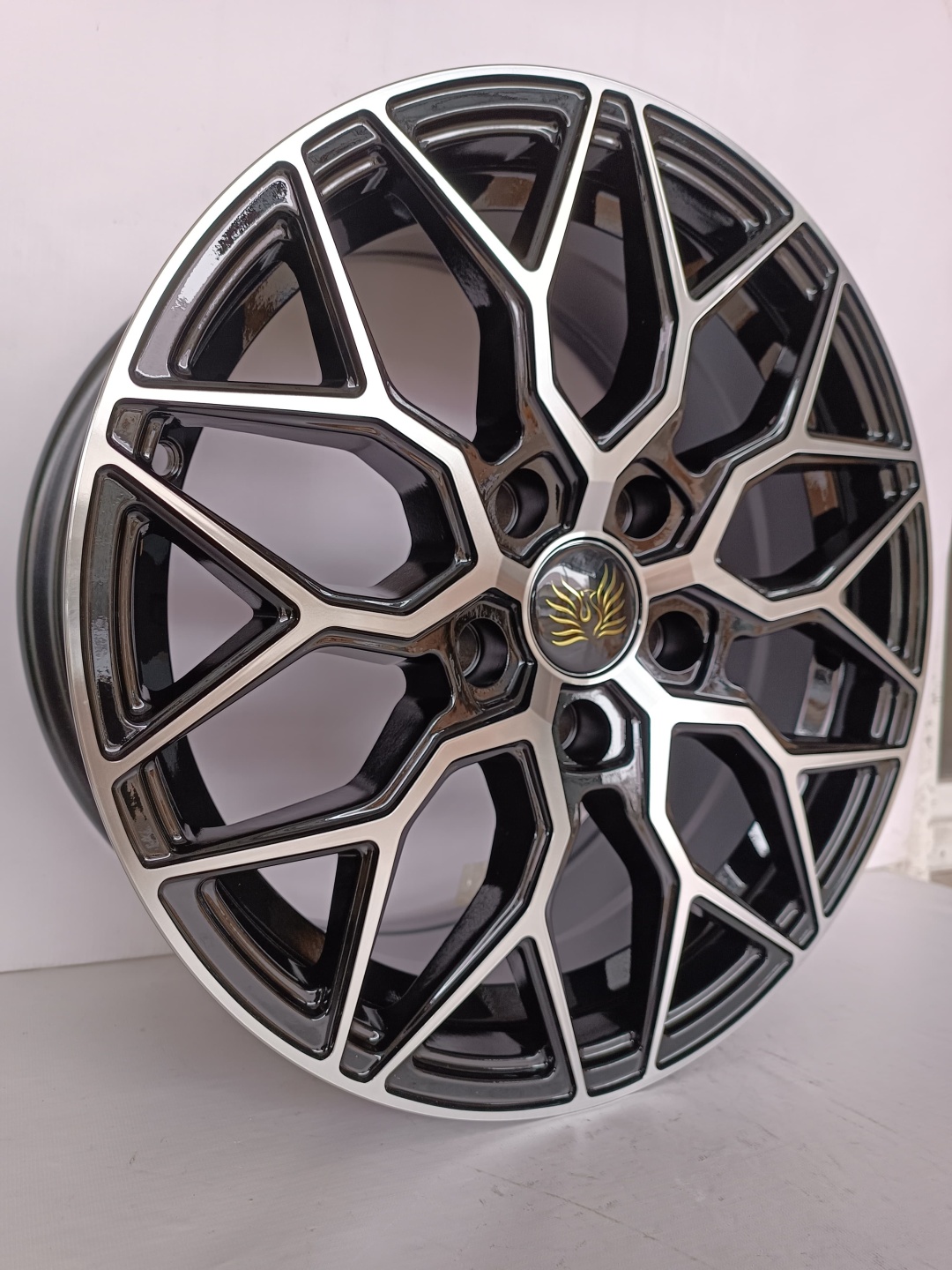 HP Wheels 172689879 6.5x15/4x114.3 D67.1 ET35 серебристый, черный