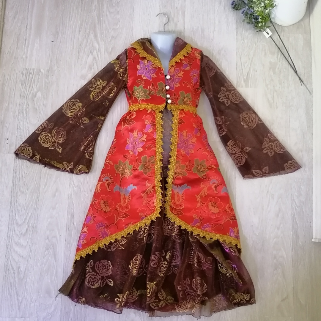 Национальный костюм красный, мультиколор