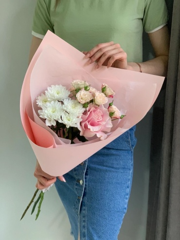 Monroe flowers букет в оформлении роза, хризантема, кустовая роза 3 шт 50 см