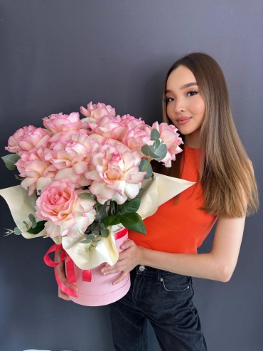 Gulim Flowers композиция в коробке роза 13 шт 60 см