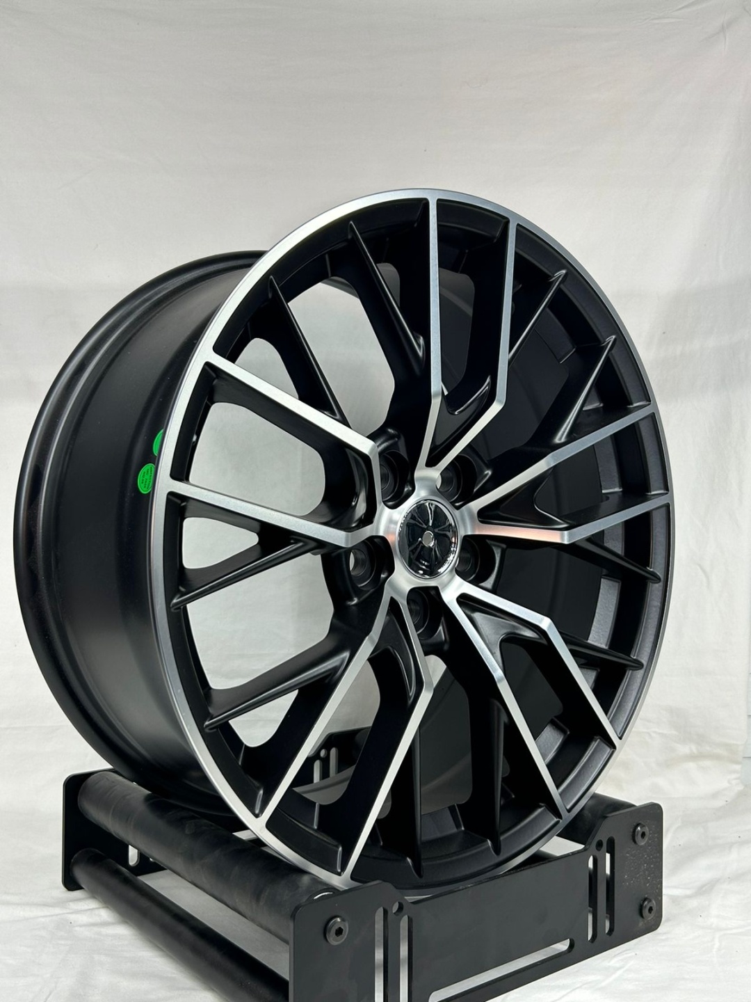 LKN 1101 8x18/5x114.3 D60.1 ET35 4 диска черный, серебристый