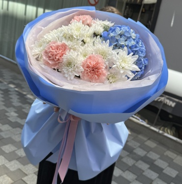 VIRO FLOWERS букет с открыткой гвоздика, гортензия, хризантема 9 шт 30 см