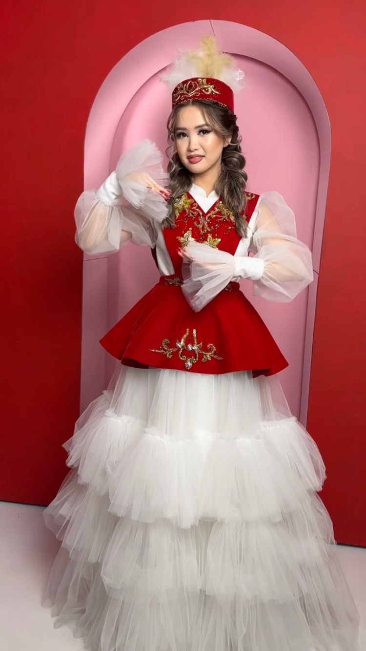 Национальный костюм Balgyn Amirkhan Couture белый, красный