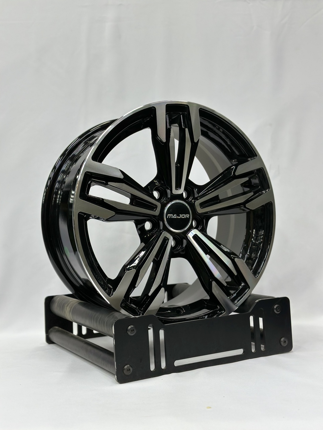 Top Grade SS1052 6.5x15/5x100 d67.1 et35 черный серебристый 6.5x15/5x100 D67 ET35 4 диска черный, серебристый