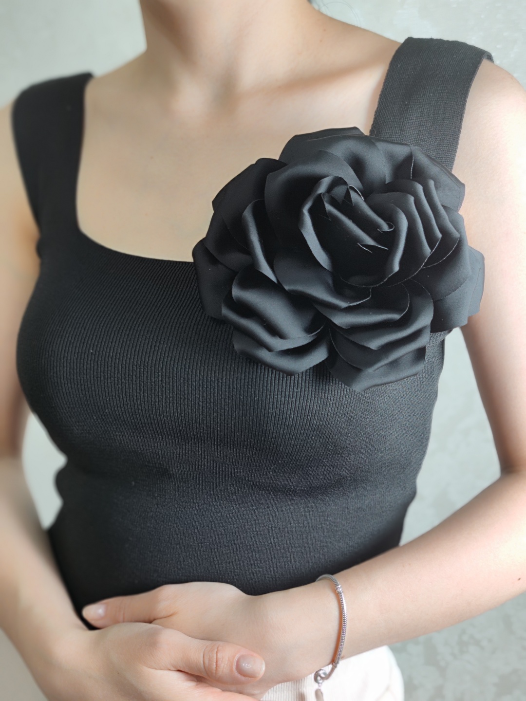 Брошь Dameli accessories искусственный шелк, без вставок