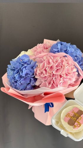 Gulim Flowers моно-букет с бенто-тортом гортензия 5 шт 60 см