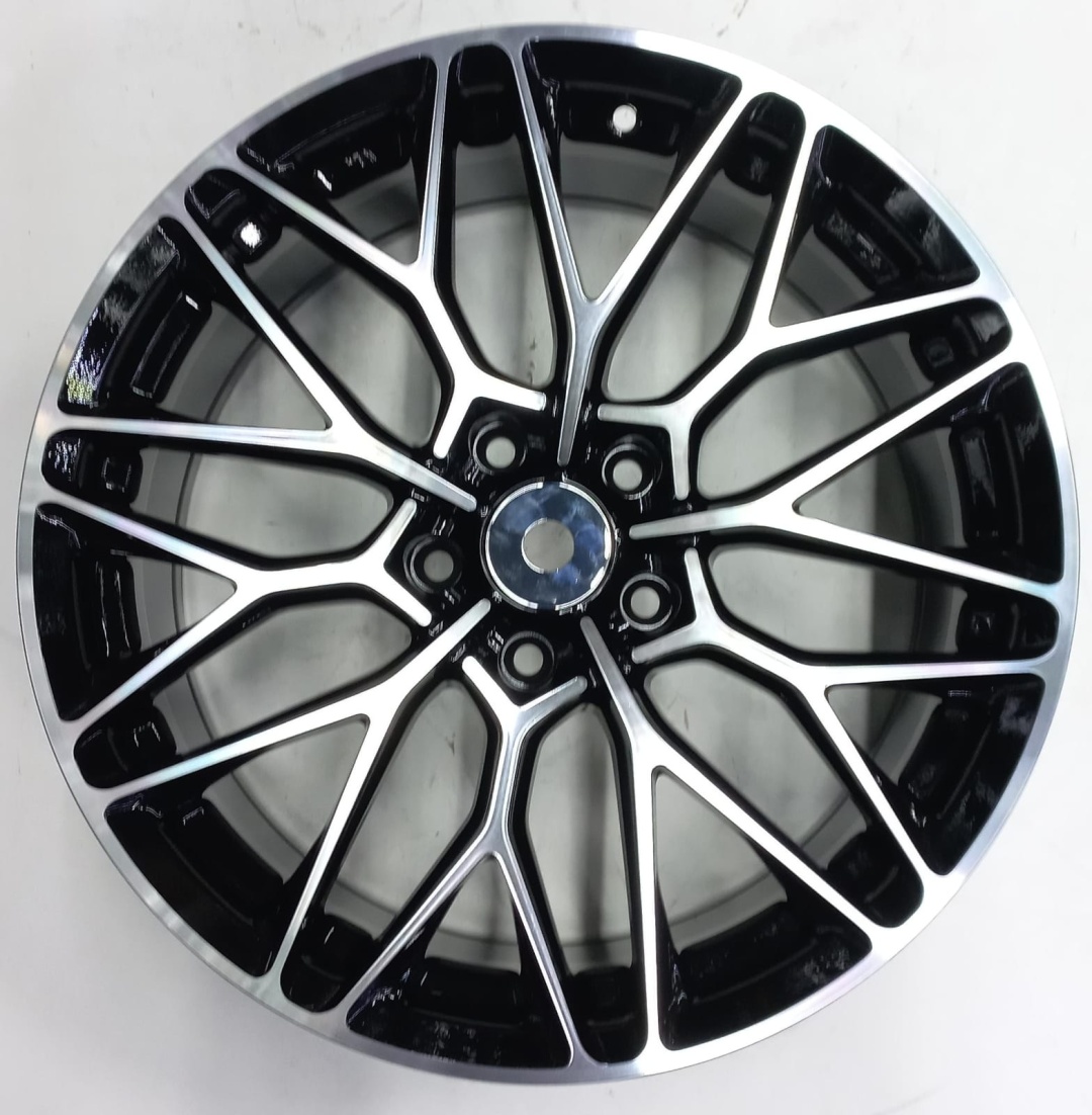 HRE 8122 8x18/5x114.3 D67.1 ET40 черный, серебристый