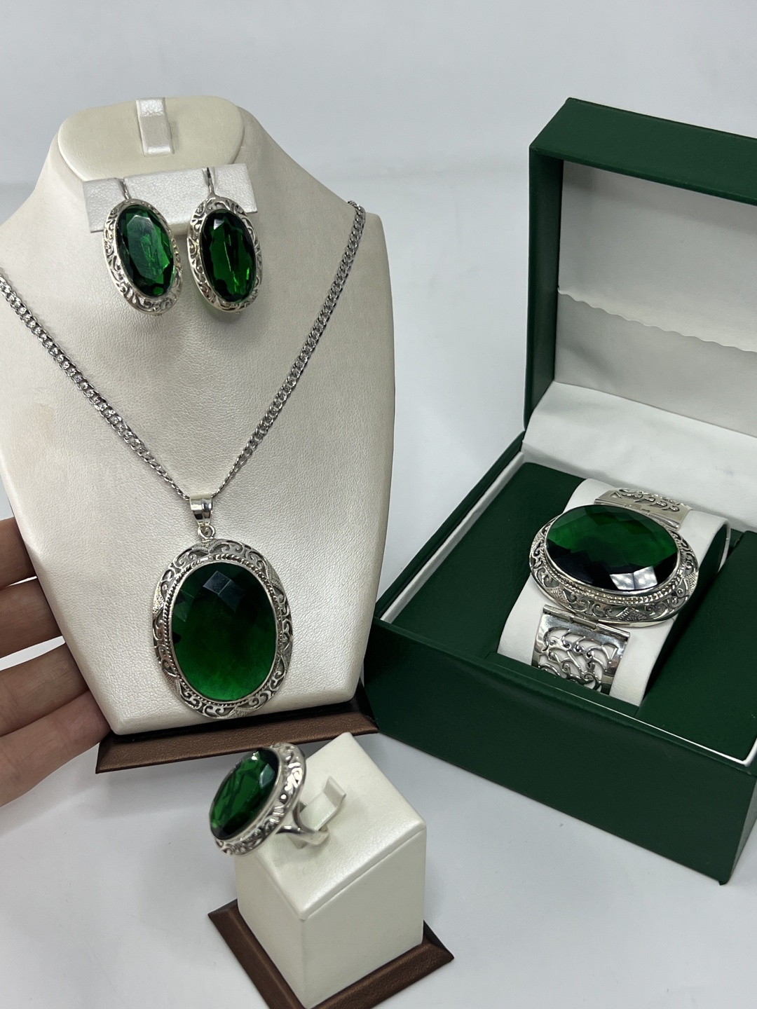 Accessories Серебряный комплект с браслетом вес 70 г серебро, изумруд
