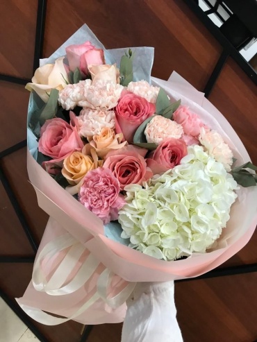 Gulim Flowers букет в оформлении гортензия, роза, эвкалипт, диантус 19 шт 50 см