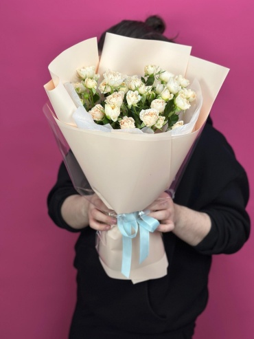 LULU flowers моно-букет в оформлении кустовая роза 5 шт 50 см