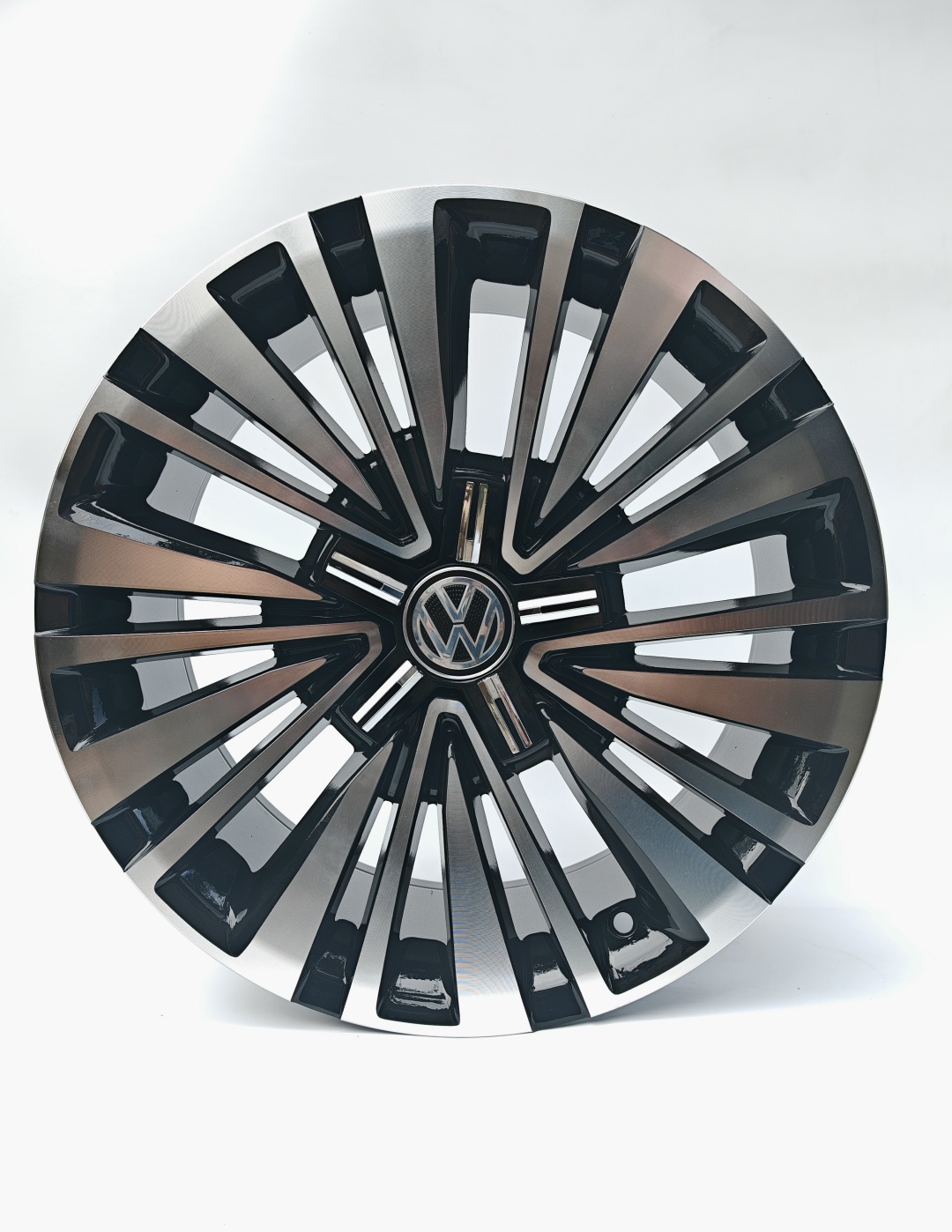 Volkswagen Replica180 8x18/5x112 D57.1 ET44 4 диска черный, серебристый
