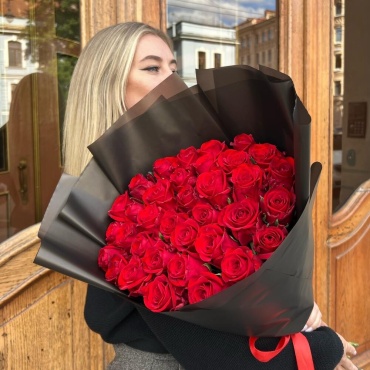Floria.kz моно-букет в оформлении роза 35 шт 55 см