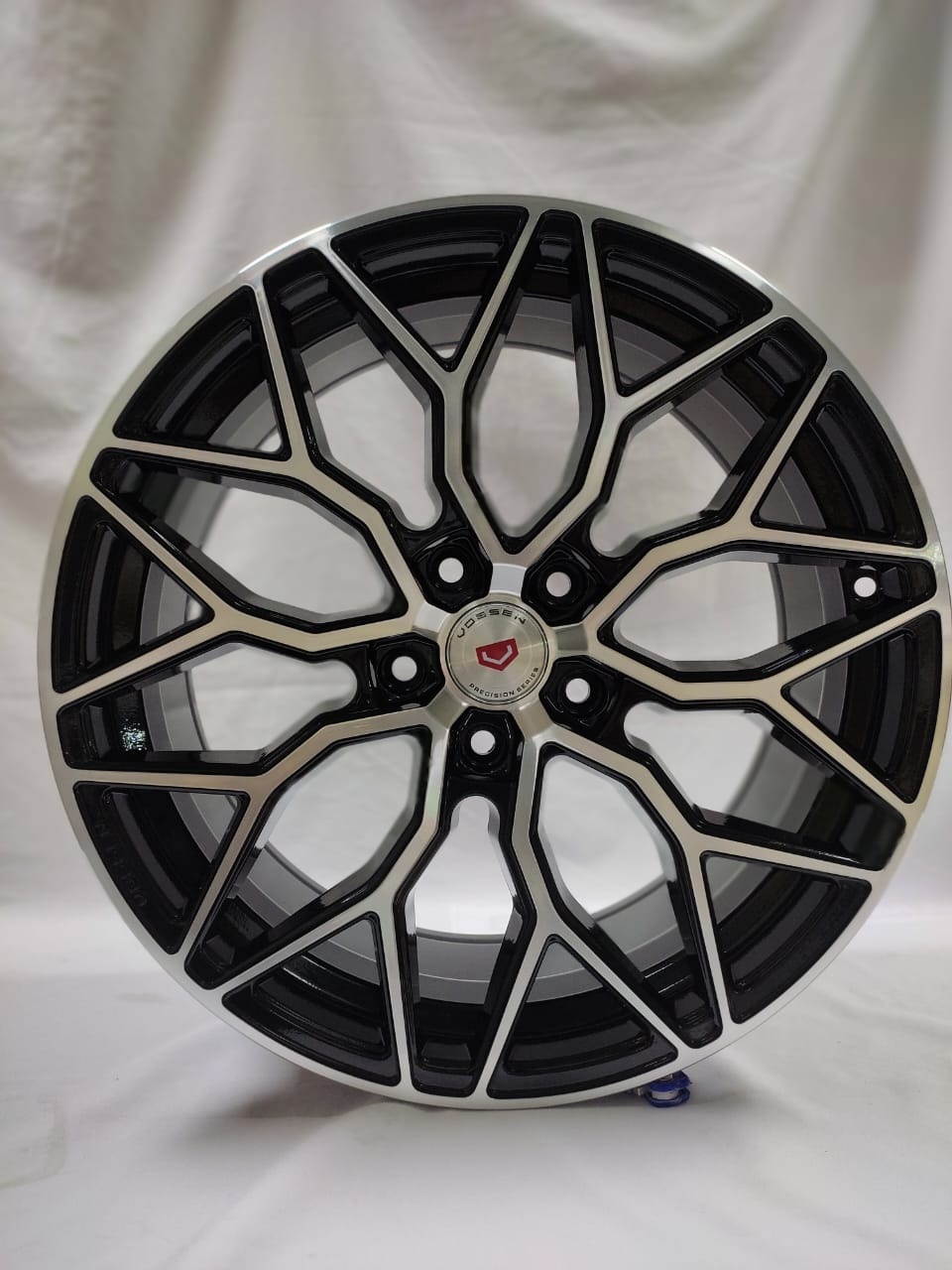Vossen HF-2 8.5x19/5x114.3 D73.1 ET35 черный, серебристый