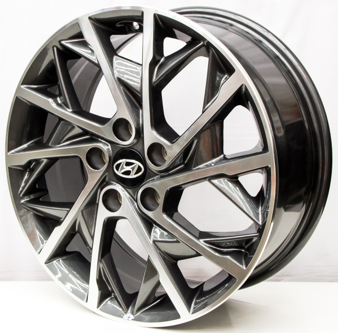 Hyundai 5394 7x17/5x114.3 D67.1 ET45 черный, серебристый