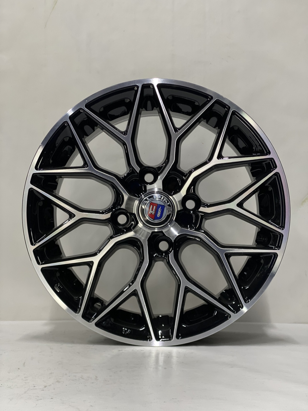 RNO 1083 6.5x15/4x100 D67.1 ET35 черный, серебристый