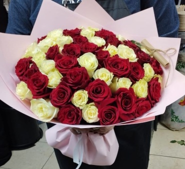 FloraLux моно-букет с открыткой роза 55 шт 50 см