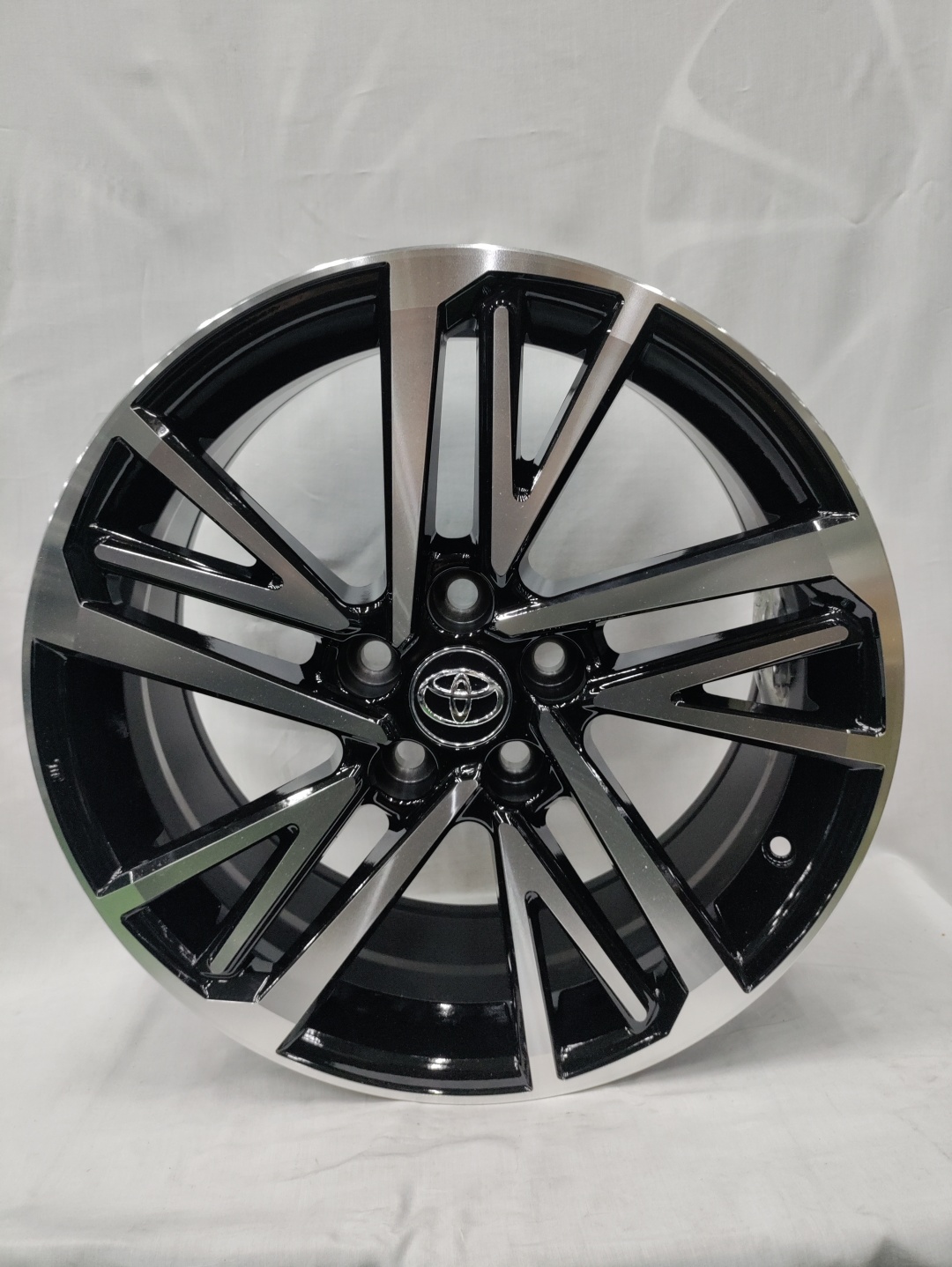 LKN Lkn2025 8x18/5x114.3 D60.1 ET40 серебристый, черный