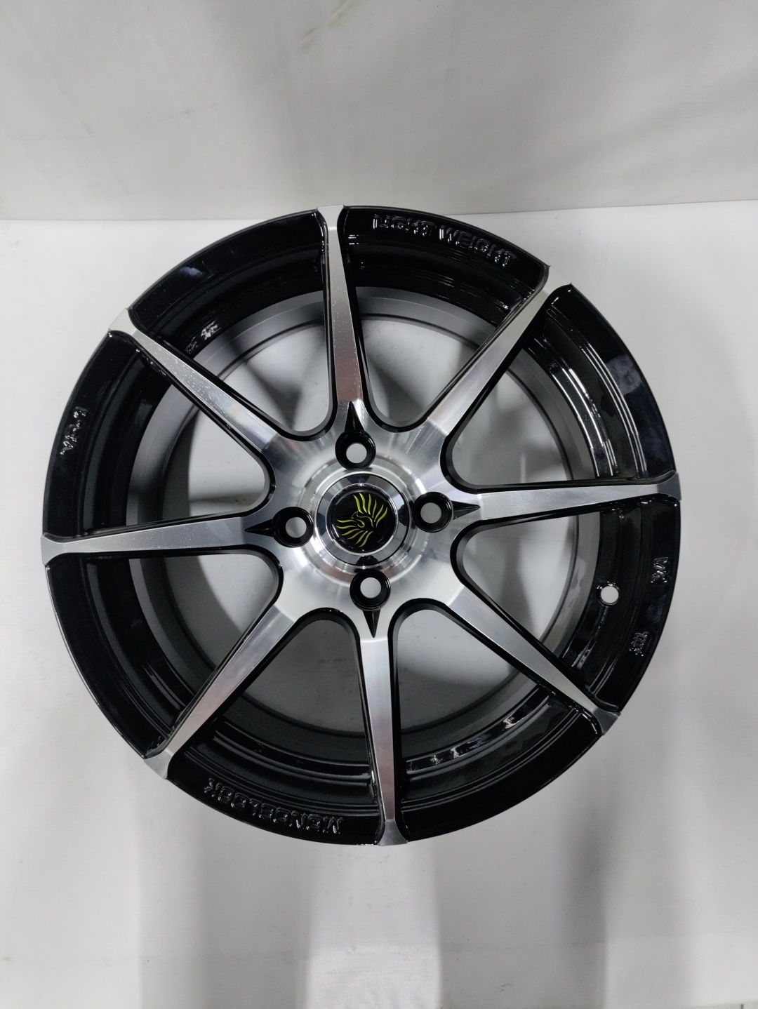 LKN 3409 7x15/4x100 D67.1 ET32 черный, серебристый