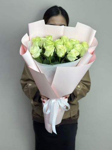 Monroe flowers моно-букет в оформлении роза 15 шт 50 см