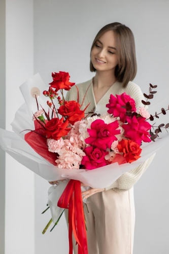 СРЕДА flowers букет с открыткой гвоздика, гортензия, роза, эвкалипт 15 шт 50 см