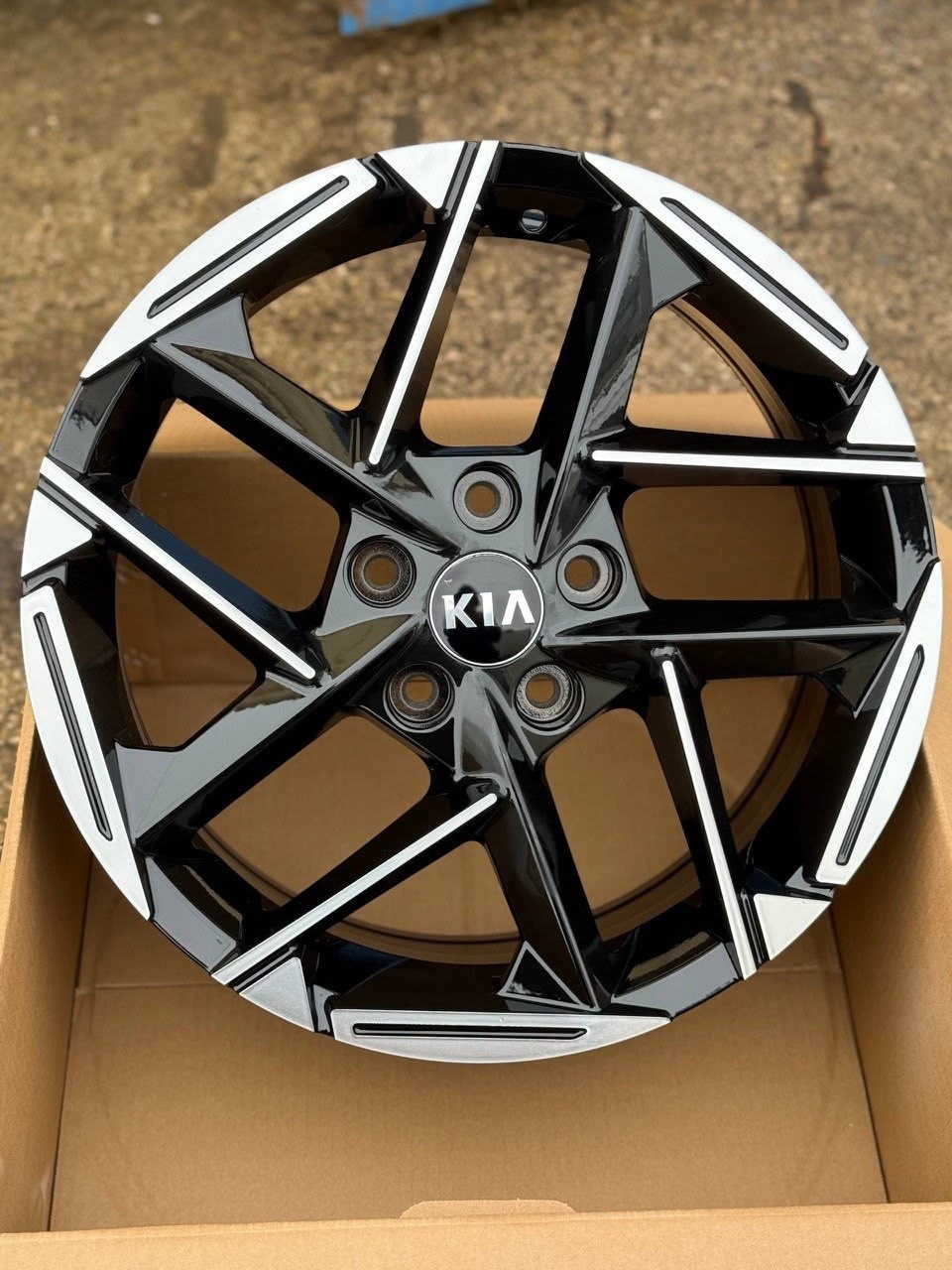 Rainbow Dance KIA 8x18/5x114.3 D67.1 ET50 4 диска черный, серебристый