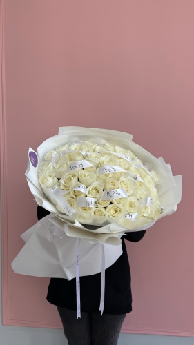 ROYAL FLOWERS Semeу моно-букет в оформлении роза 51 шт 60 см