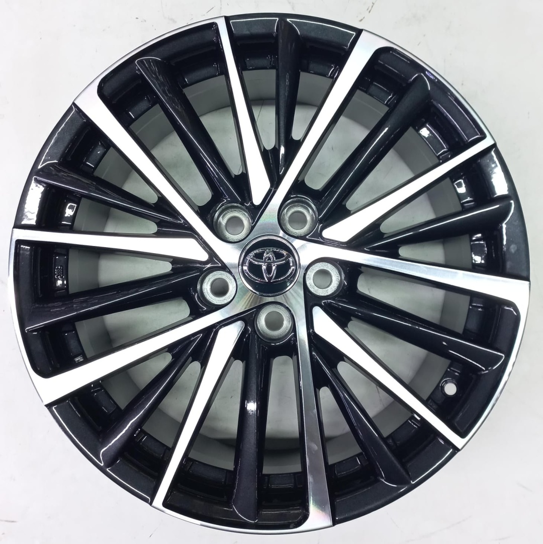 Toyota Toyota 038 8x18/5x114.3 D60.1 ET45 4 диска черный, серебристый