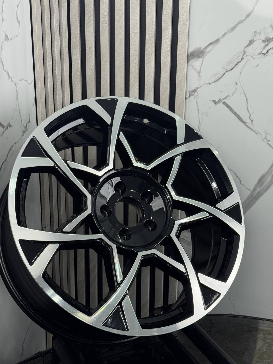 Top Grade FBX185-20 8.5x20/5x114.3 D73.1 ET35 4 диска серебристый, черный
