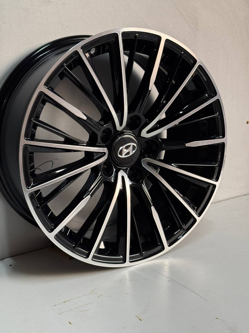 Top Grade Hyundai 042-7 7.5x17/5x114.3 D73.1 ET35 4 диска черный, серебристый
