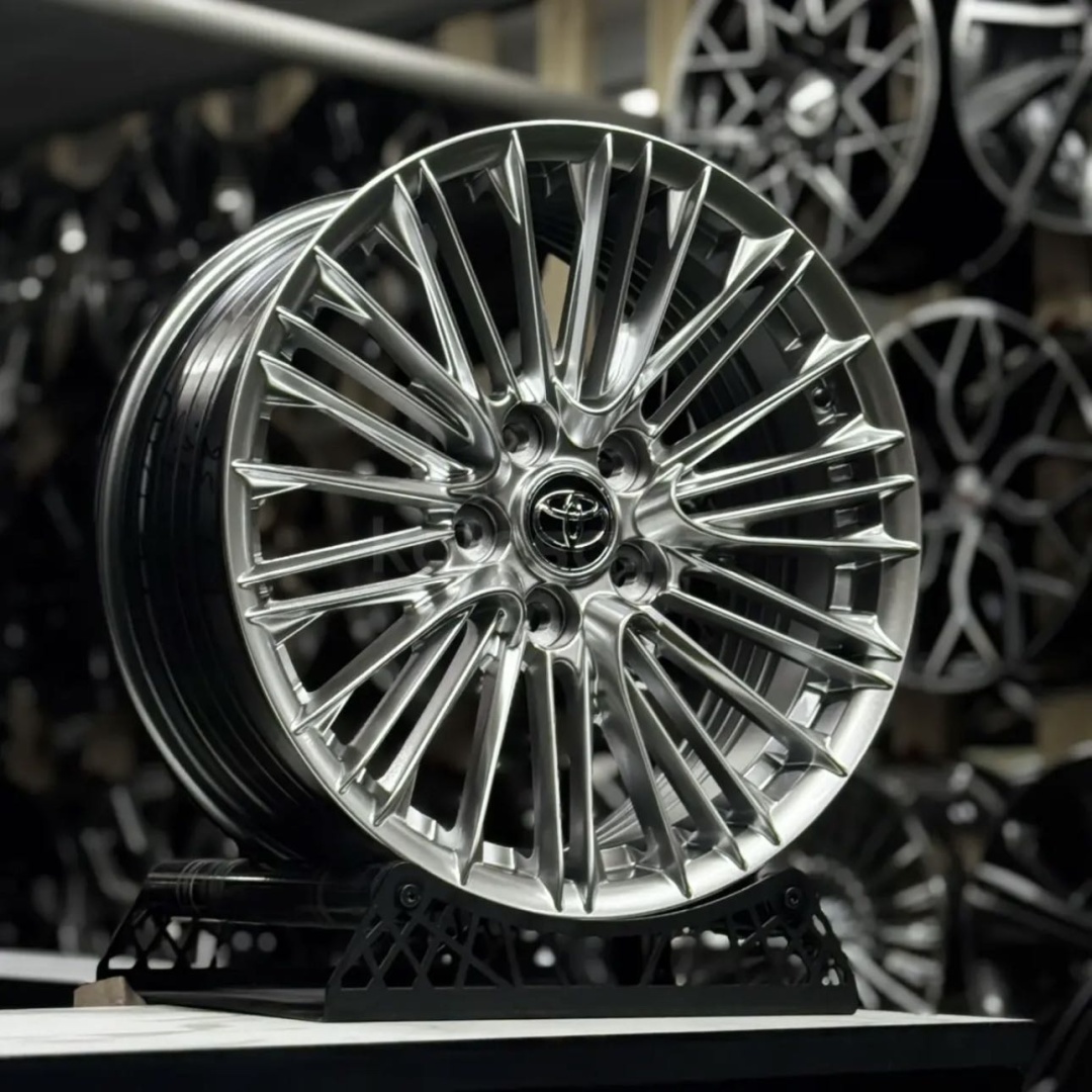 RNO XF020 7.5x17/5x114.3 D60.1 ET38 4 диска серебристый