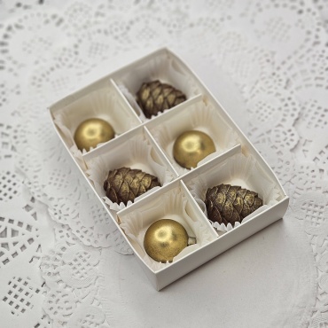 Roza Premium Шоколад бельгийский Новый год комплимент шишки, золотые шары 6 конфет По предзаказу 15х10х3 см