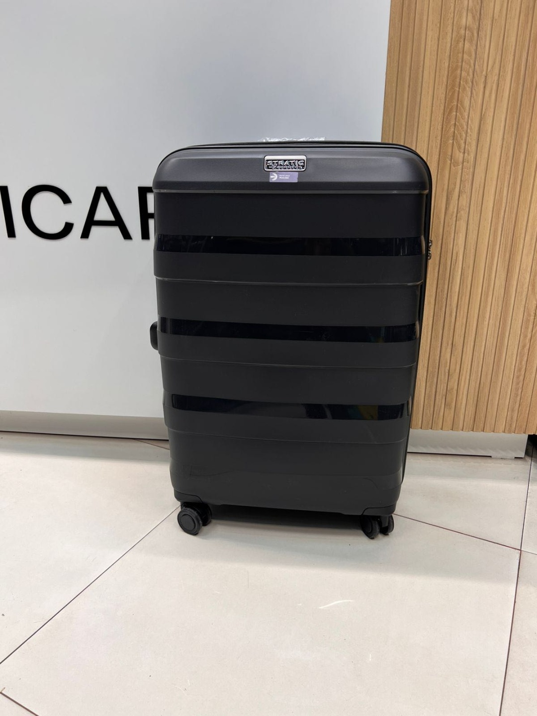 Чемодан Stratic Straw Plus поликарбонат 65 л черный