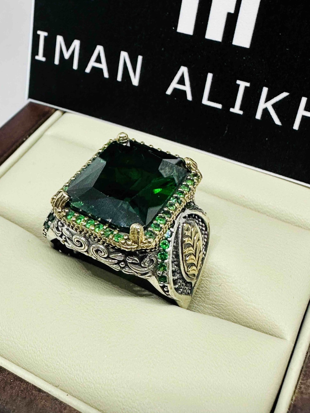 IMAN ALIKHAN Кольцо925 размер 20 вес 14.3 г серебро, изумруд