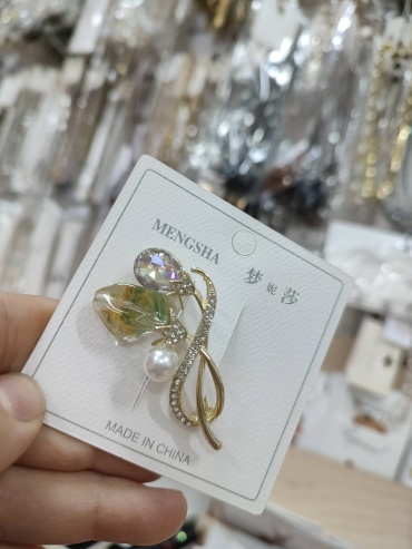 Брошь Accessories бижутерный сплав, стекло