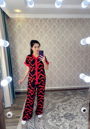 Костюм повседневный красный