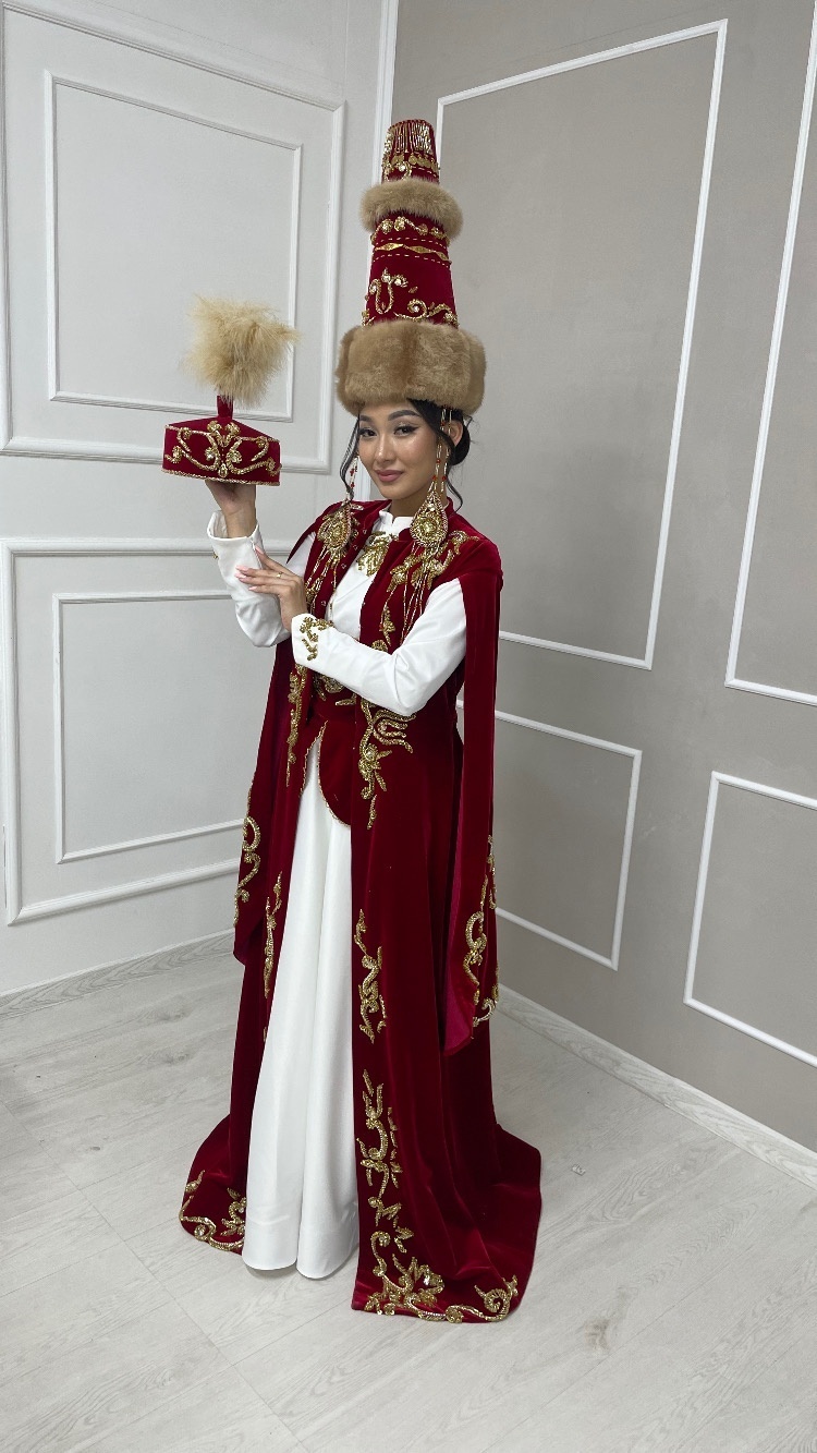 Национальный костюм Balgyn Amirkhan Couture красный, бордовый