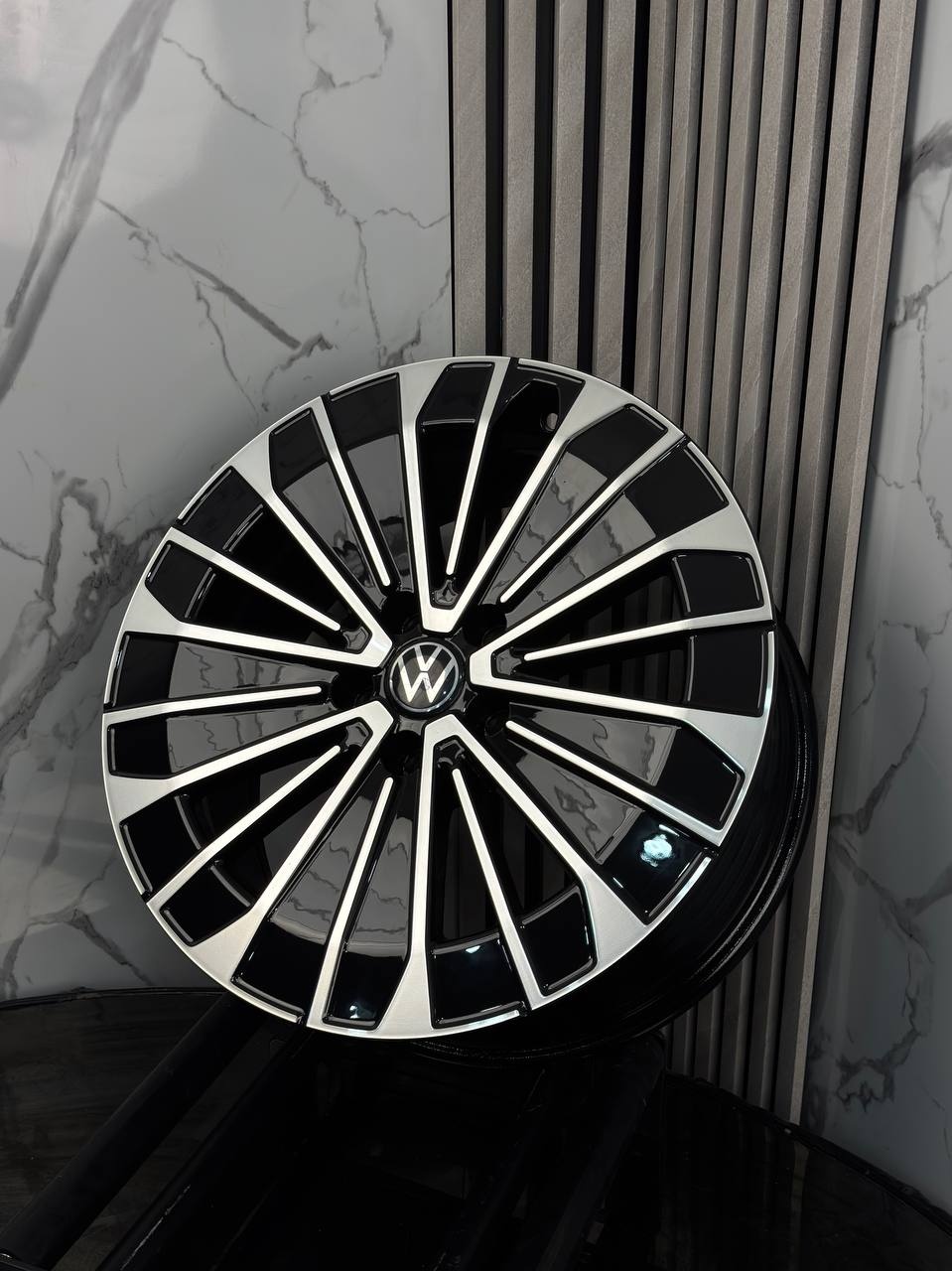 Top Grade Volkswagen 8x18/5x112 D57.1 ET40 4 диска черный, серебристый
